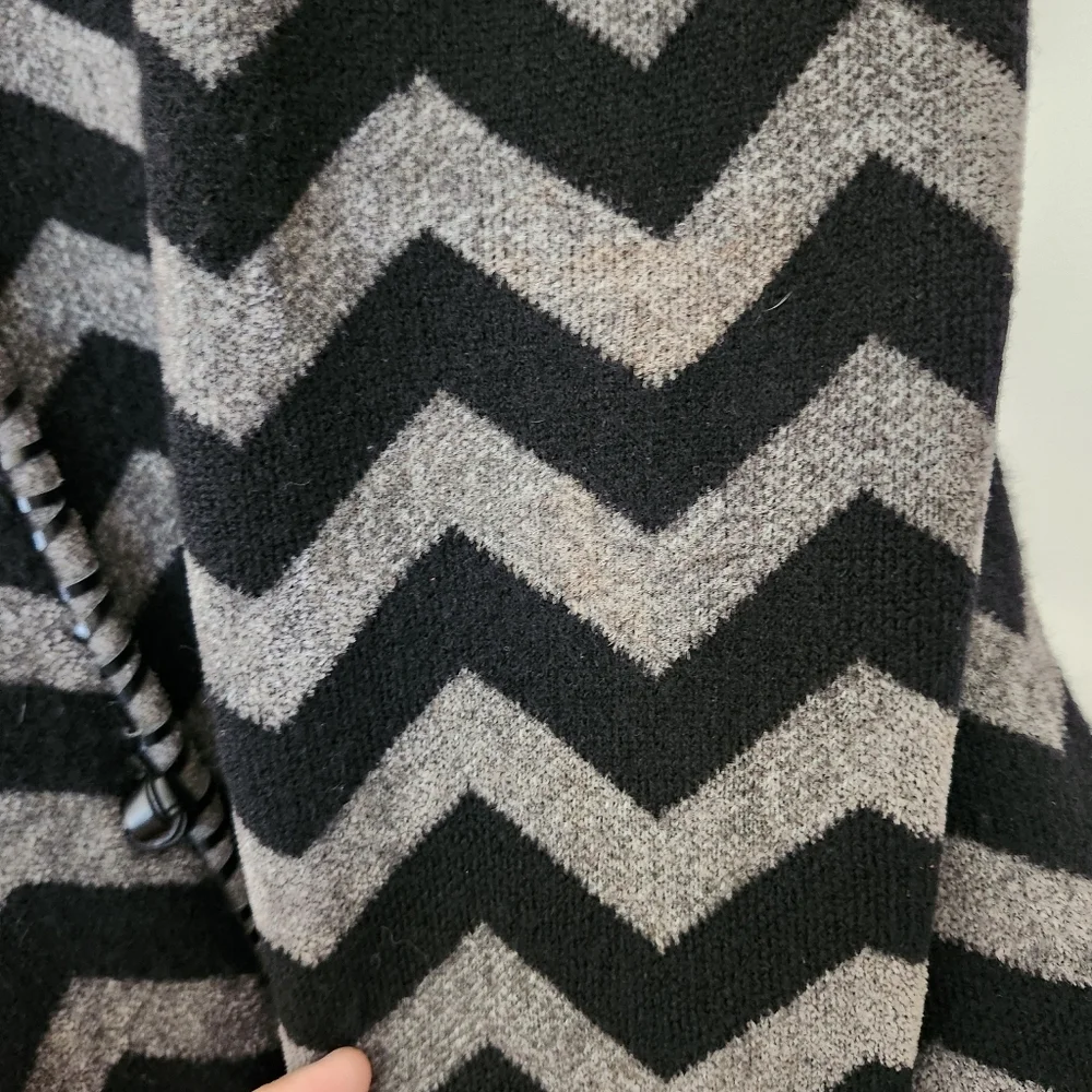 Vintage‎ Dana Buchman Wool V-Neck Cardigan Sweater Chevron Leather Detail Flawed